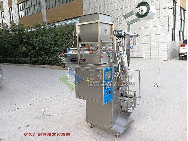 小袋甜面醬包裝機(jī)實(shí)拍